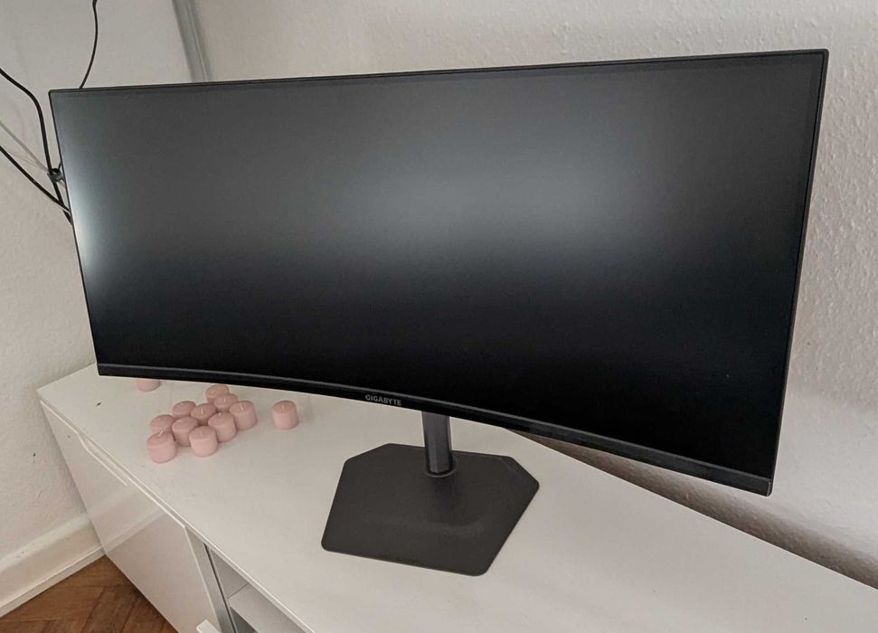 Gigabyte G34WQCP + Extra uchwyt przykręcany do biurka