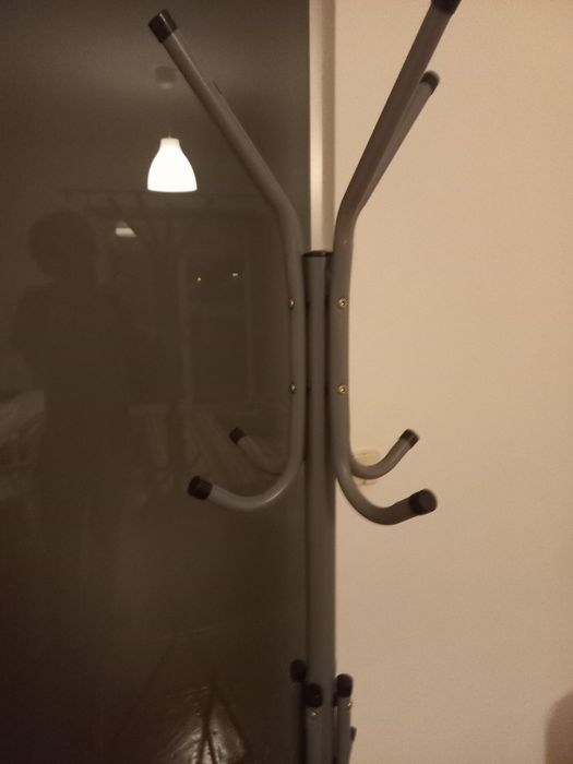 Cabide de metal quase novo