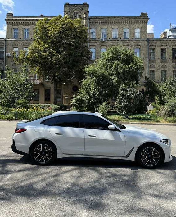 BMW i4 2022 83.9 kWh