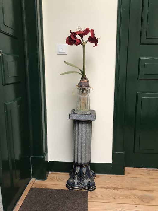 Peanha, jarro cristal e casquinha, molduras, jarra de cobre e vários