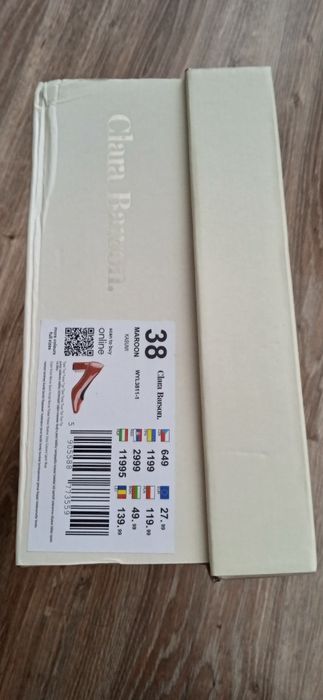 Nowe półbuty Clara Barson