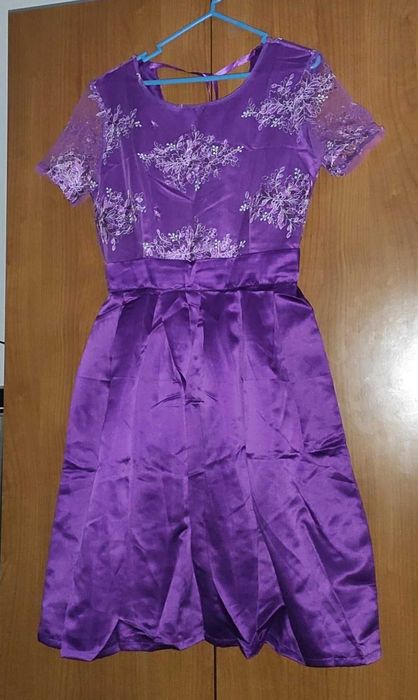 Vestido roxo acetinado com renda