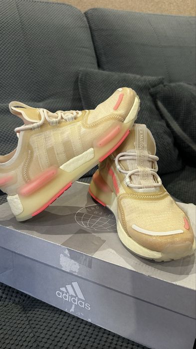 Продаются новые женские кроссовки Adidas Originals Nmd V3