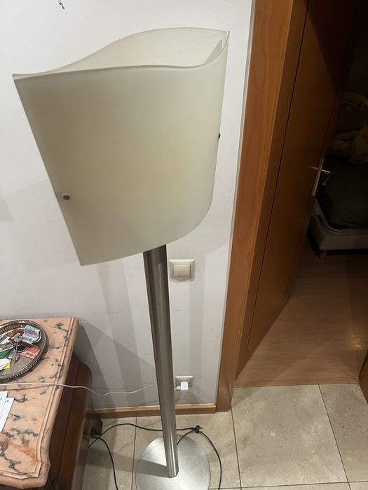 Candeeiro de Chão Moderno em Aço Escovado