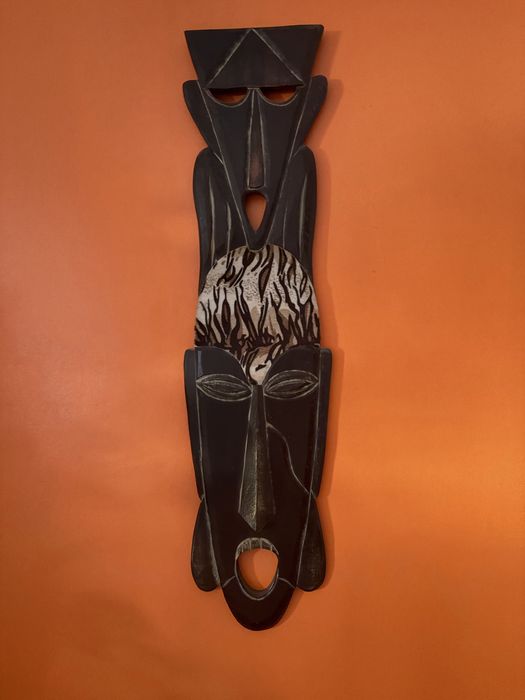 Máscara decorativa em madeira