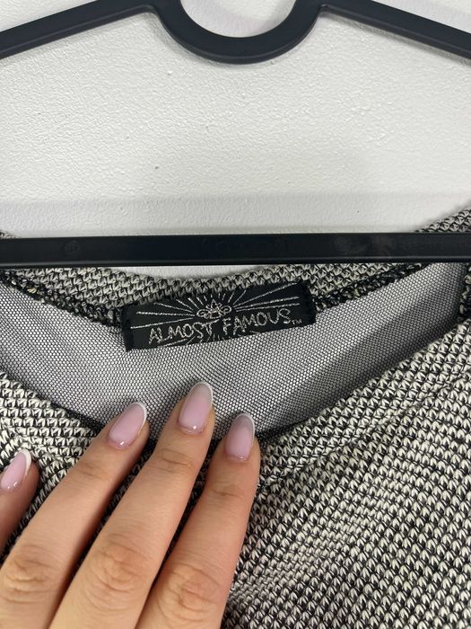 Szary popielaty melanżowy sweter crop top z siateczką Almost Famous S