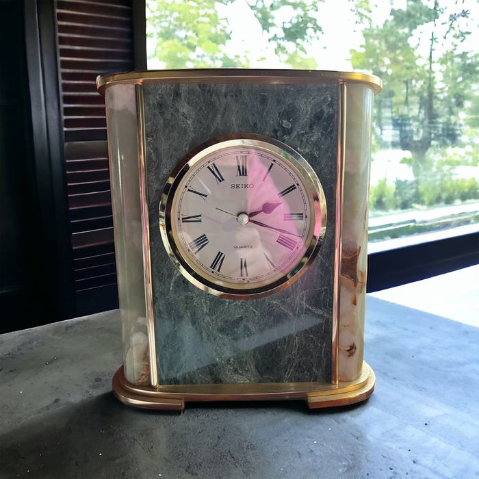 Часы настольные. Оникс, зеленый мрамор. Механизм Seiko Quartz.