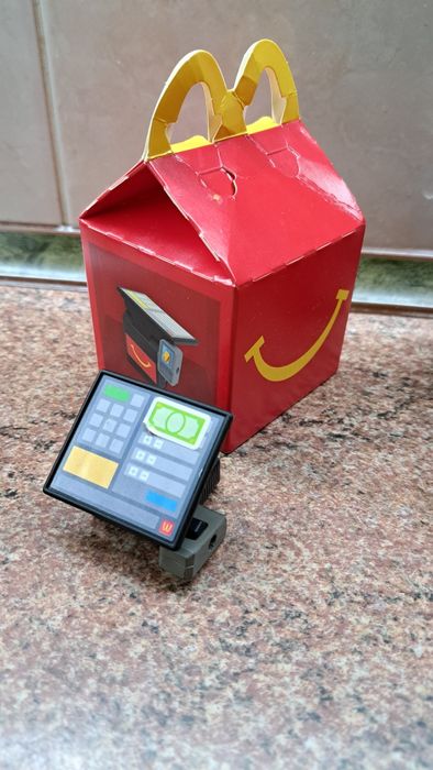 Іграшки цікаві (машинка, бінокль, м'ячик)