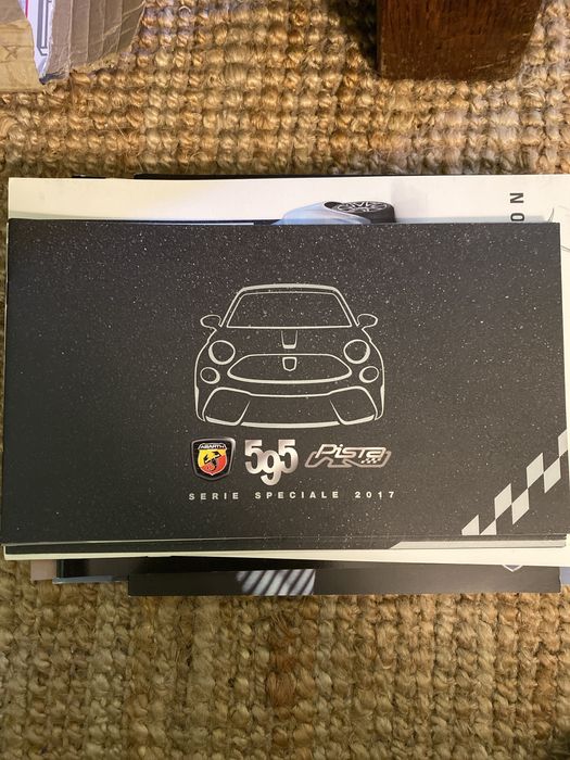 Catálogo italiano Abarth 595 Pista série especial 2017. Fiat
