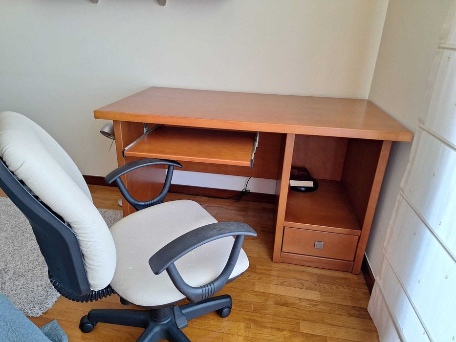 Secretária Castanho Claro com Espaço de Arrumação e Prateleira