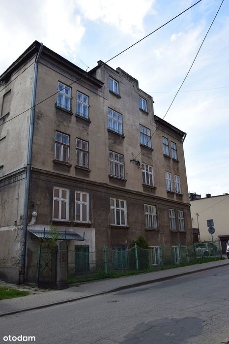 Przestronna kamienica w centrum miasta.