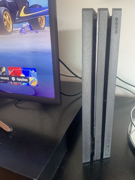 Ps4 Pro com 1 comando e GTA V
