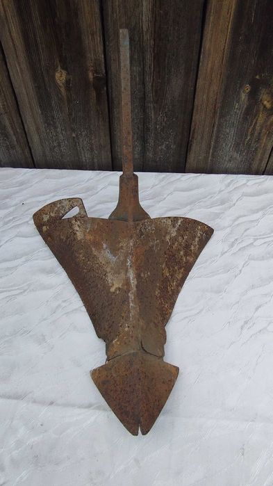 Stary metalowy pług