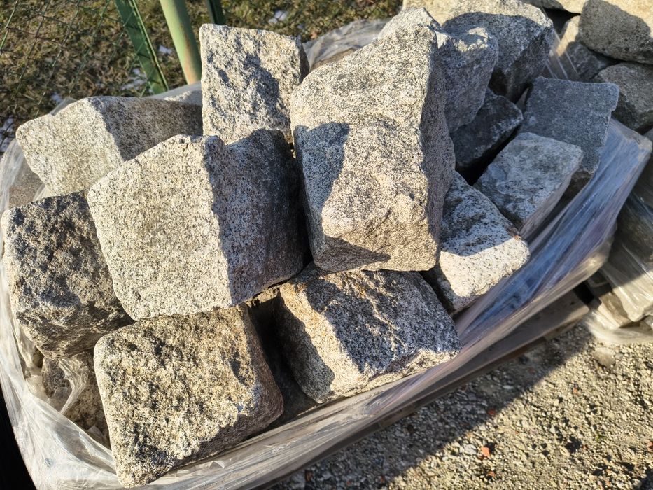 Kostka granitowa 15/17 cm, szara, szaro-ruda, II gatunek, starobruk
