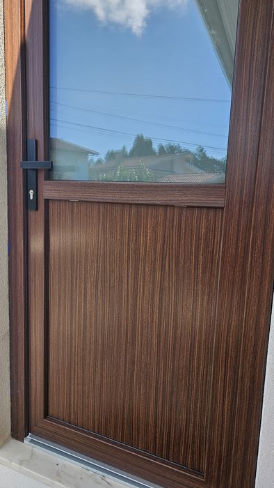 Porta em PVC branco e imitação madeira