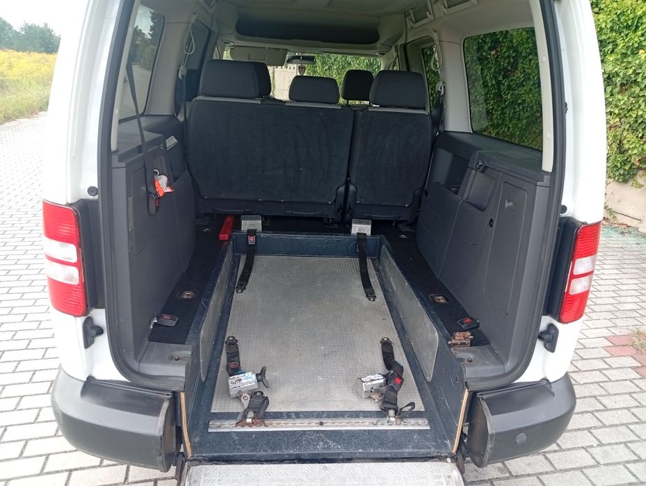 Volkswagen Caddy 2011r,dla osób na wózkach inwalidzkich,rampa.