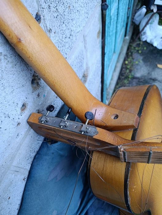 Продам  шестиструнную  гитару