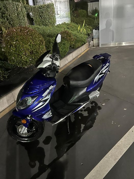 Scooter versus 2tx 50cc impecável
