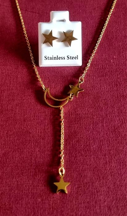 Conjunto dourado (colar e brincos), em aço, com estrelas e uma meia lua.