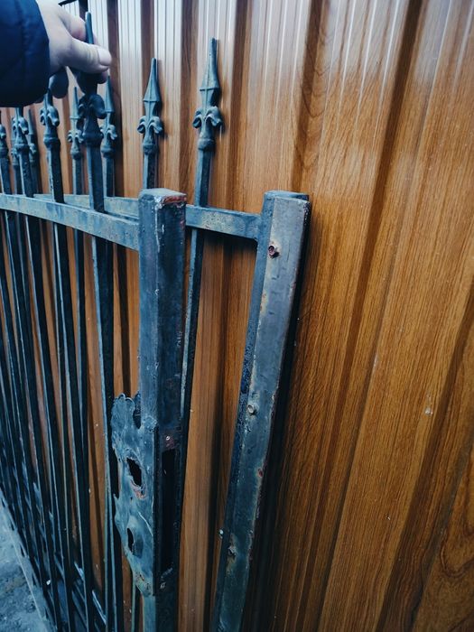 Brama 2 skszydłowa z furtką i płotem kuta i supki