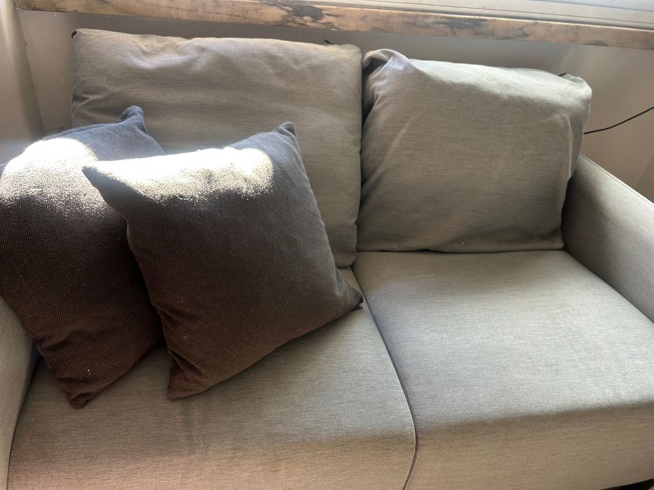 Sofá 2 lugares, cinza, como novo.