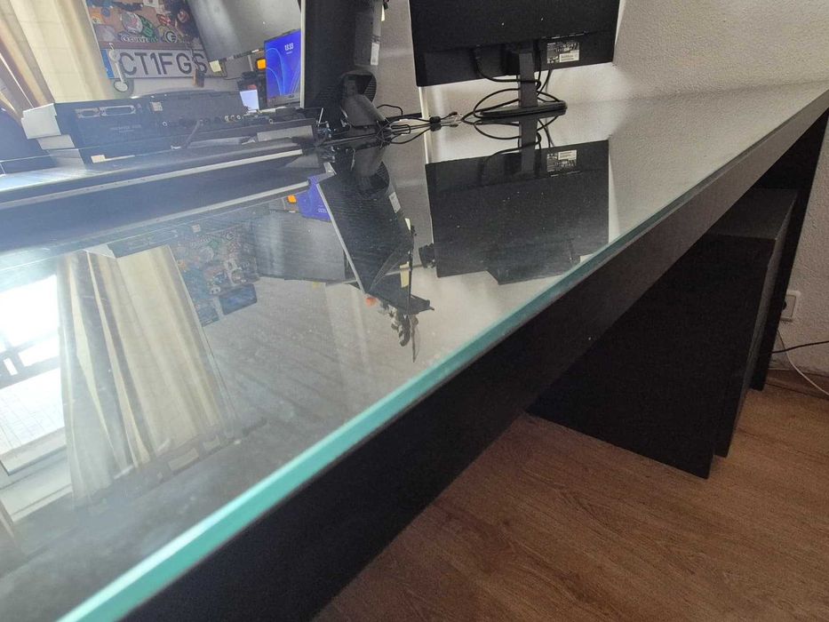 Muito Espaçosa Secretária IKEA com Tampo de Vidro, em Super Bom Estado