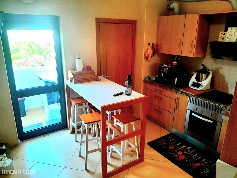 T2 Semi-New Apartment with Garage in Olhão