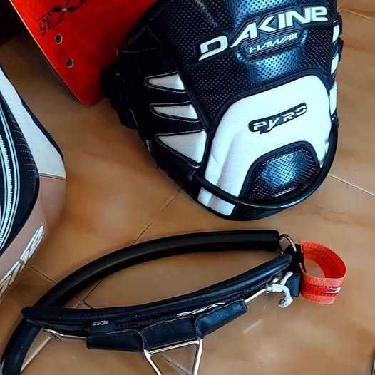 Kitesurfing Kit / Asa, bomba de ar, Prancha, arnês, barra com cordas64297805475457123