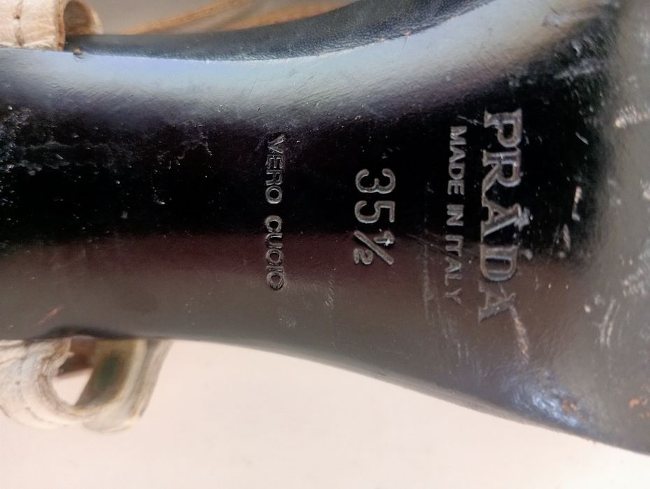 Sandálias Prada em couro preto e branco