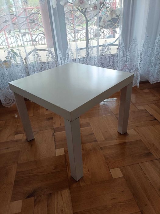Mały stolik kwadratowy biały