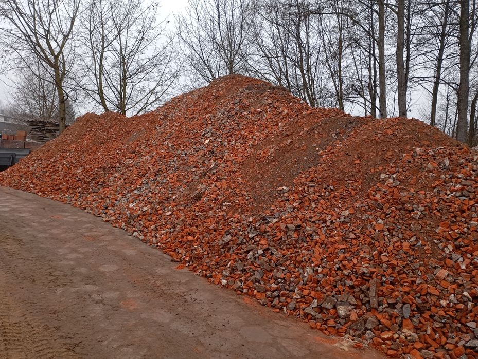 Przekrusz  ceglany  droga dojazdowa gruz kruszony ziemia  piasek