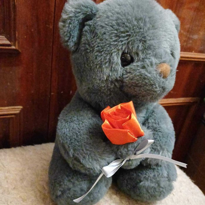 Вітальний ведмедик з квіткою