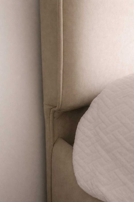 Cama com cabeceira forrada a chenille
