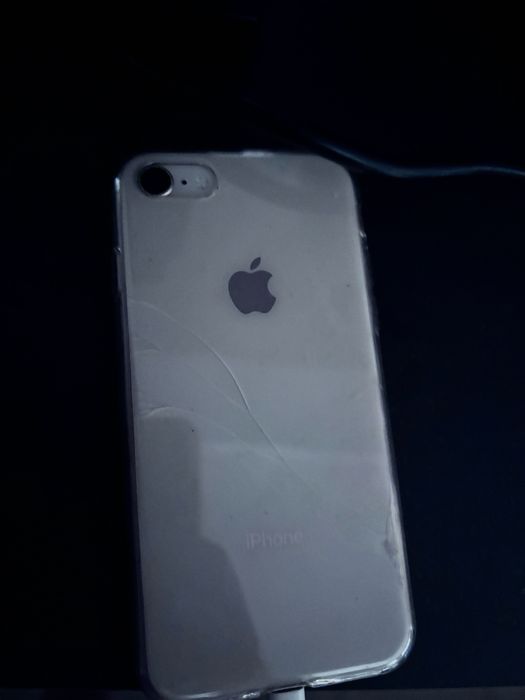 Iphone 8 trincado a tras mas em bom estado