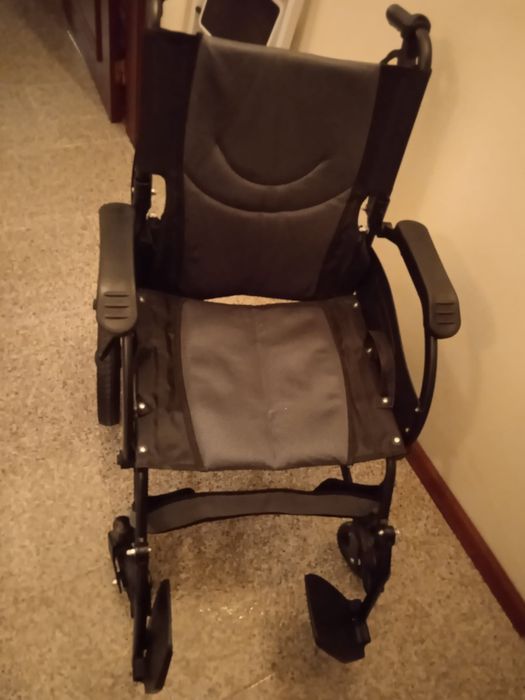 Cadeira de rodas quase nova