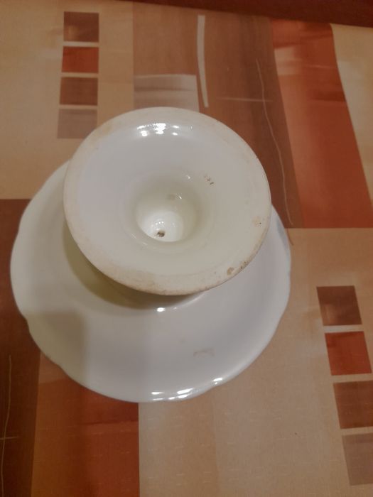 Ceramiczna patera ładna stojąca na nóżce