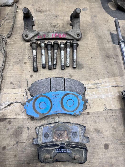 Продам рамку(скобу )заднего суппорта на Mitsubishi Grandis