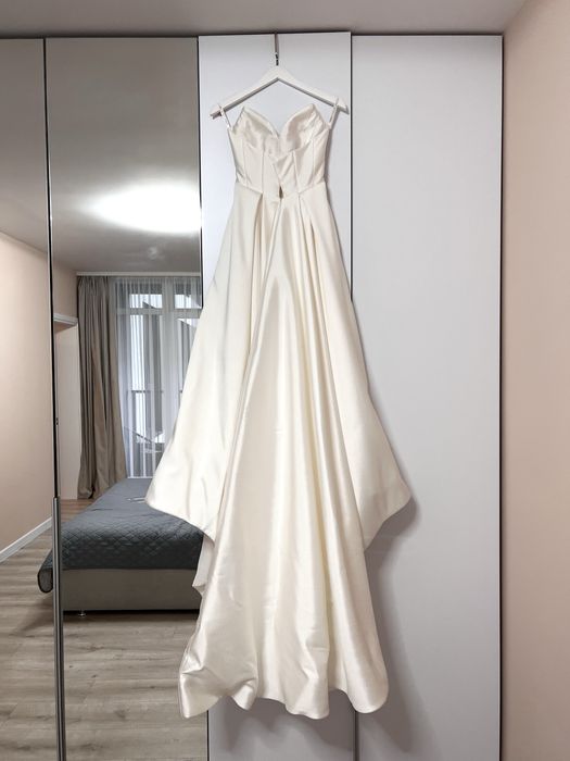 Весільня сукня arina galagan сатинова атласна айворі кремова з шлейфом