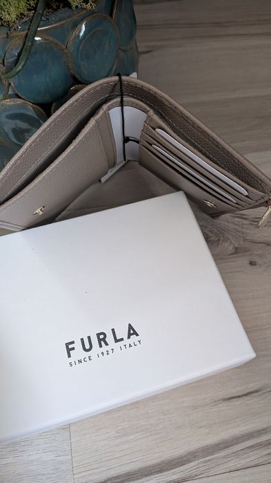 Barwy luksusu, kształty elegancji.. Portfel Furla Camelia Toupe