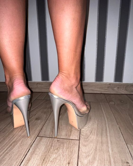 232/ OD RĘKI 39 Szpilki szklanki gogo pole dance srebrne klapki 15cm