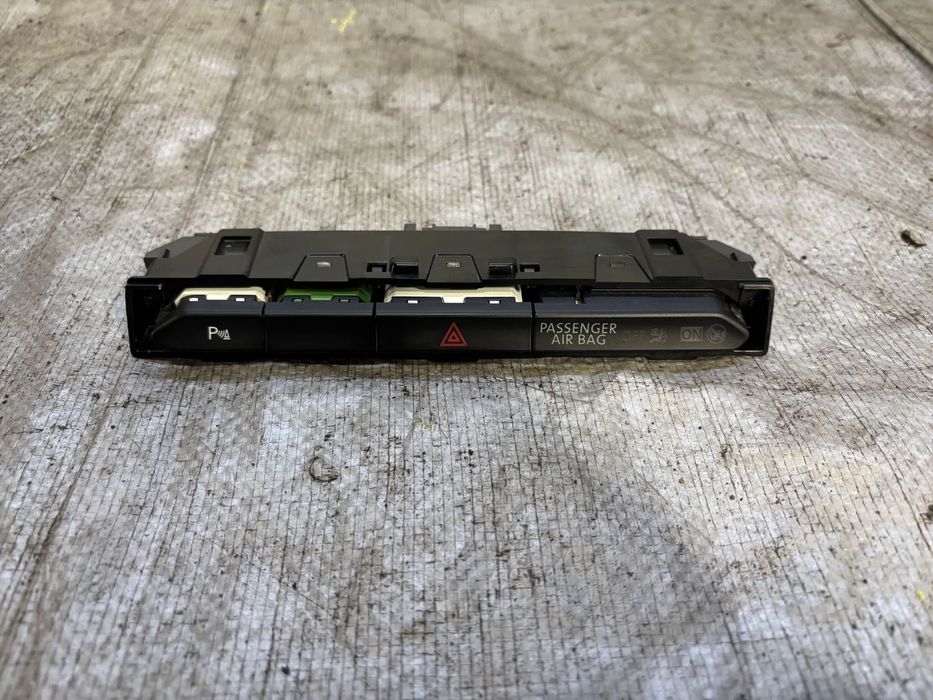 Vw Passat B8 przełącznik świateł awaryjnych włącznik 3G2853769A