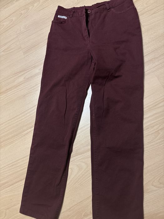 Bordowe spodnie jeans