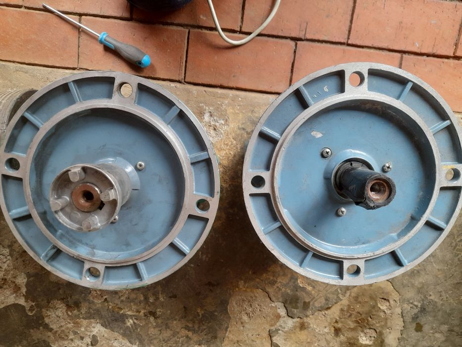 Vendo 2 motores eléctricos trifásicos com falange