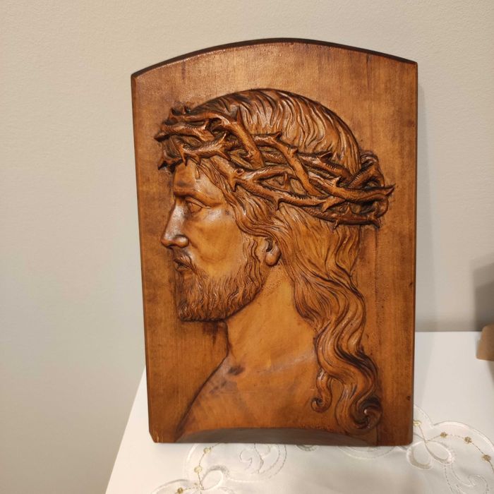 Ręczna płaskorzeżba ,,Chrystus w koronie''