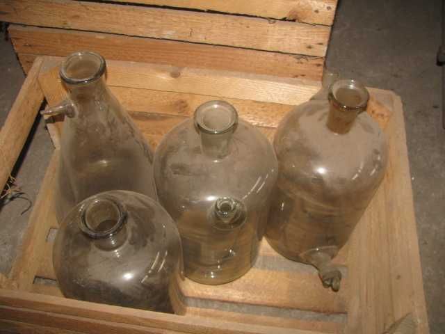 Бутиль скляний з нижньою та верхньою горловинами.