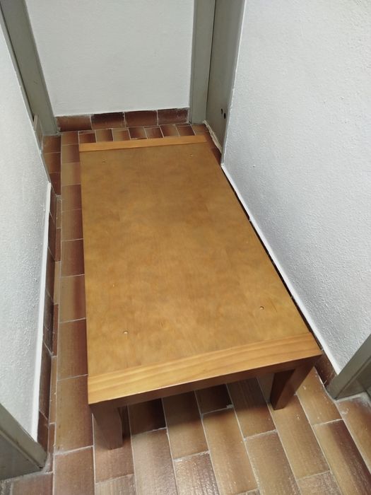 Mesa de centro de sala em madeira com vidro preto