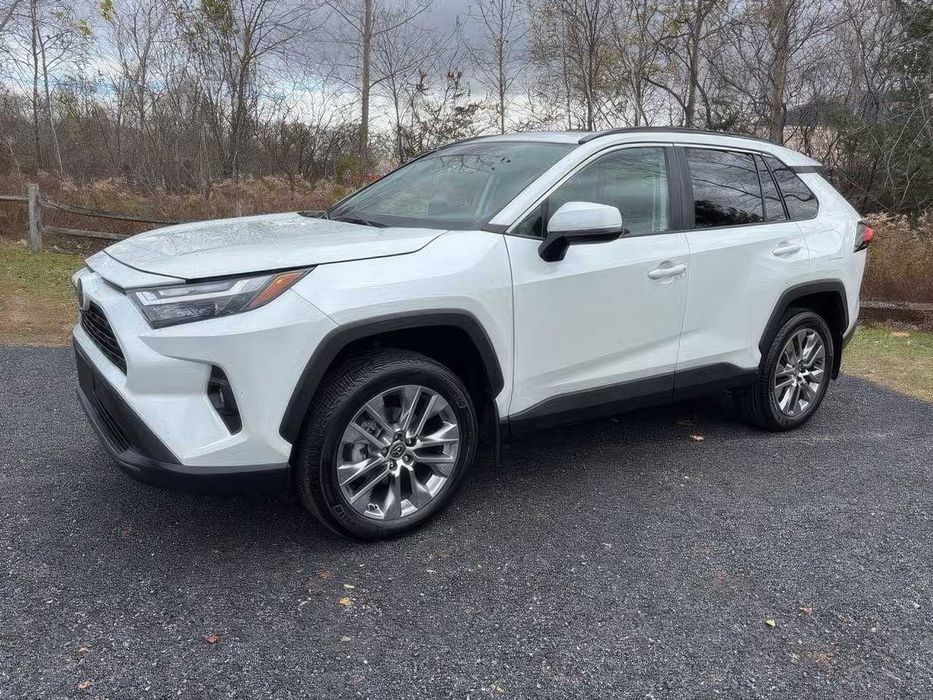 Toyota RAV4 XLE Premium      2023