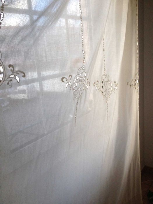 Cortinados em linho creme e bordados com varão