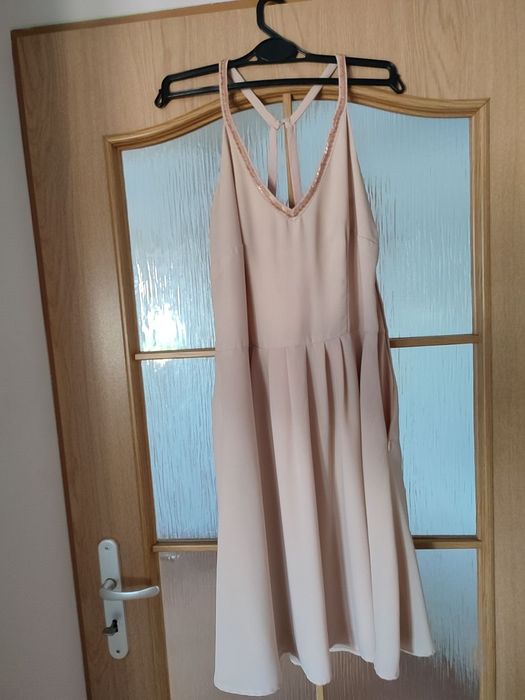 Beżowa sukienka odkryte ramiona