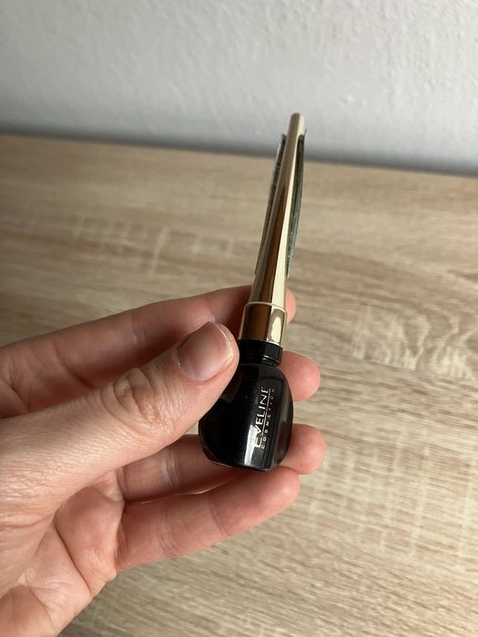 Eyeliner Eveline z pędzelkiem